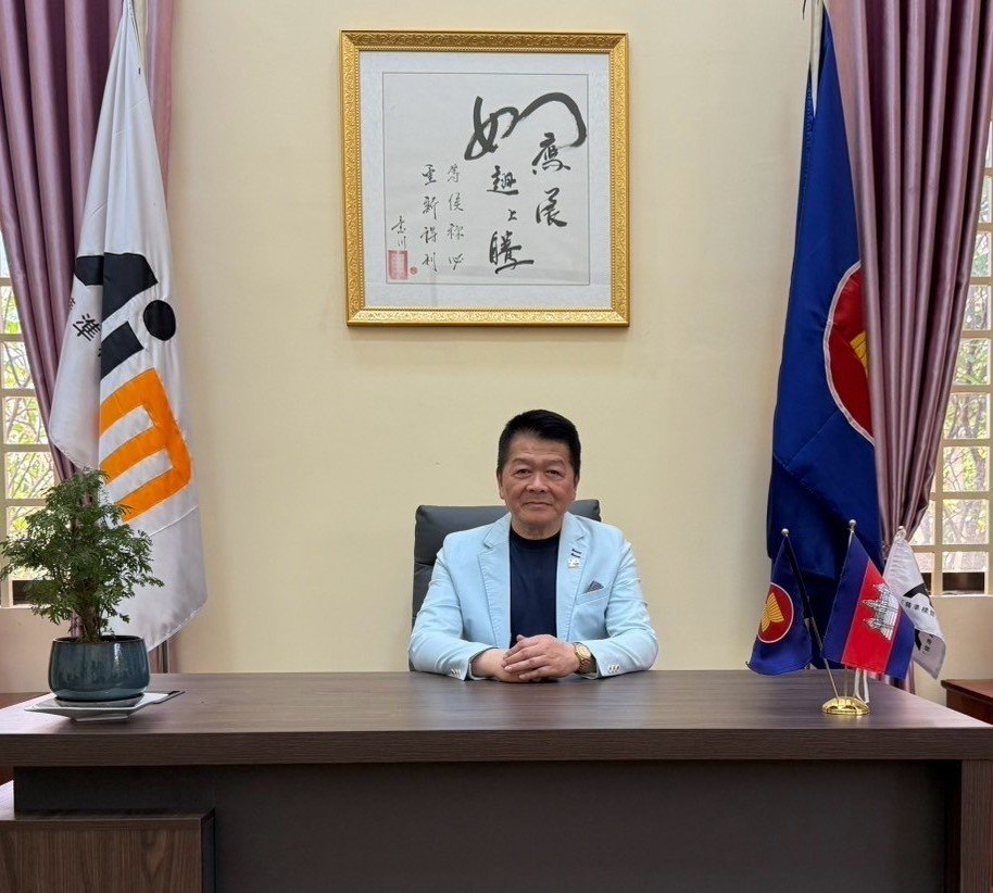 2 . 	 台 灣 與 東 協 國 會 議 員 關 係 總 會 劉 意 川 總 會 長 致 力 打 造 「 A i m 國 家 產 業 • 經 濟 特 區 」 願 景 ， 期 成 為 有 志 拓 展 事 業 版 圖 的 企 業 主 強 大 的 支 持 力 量 。 圖 ／ 台 灣 與 東 協 國 會 議 員 關 係 總 會 （ T A C F ） 提 供 