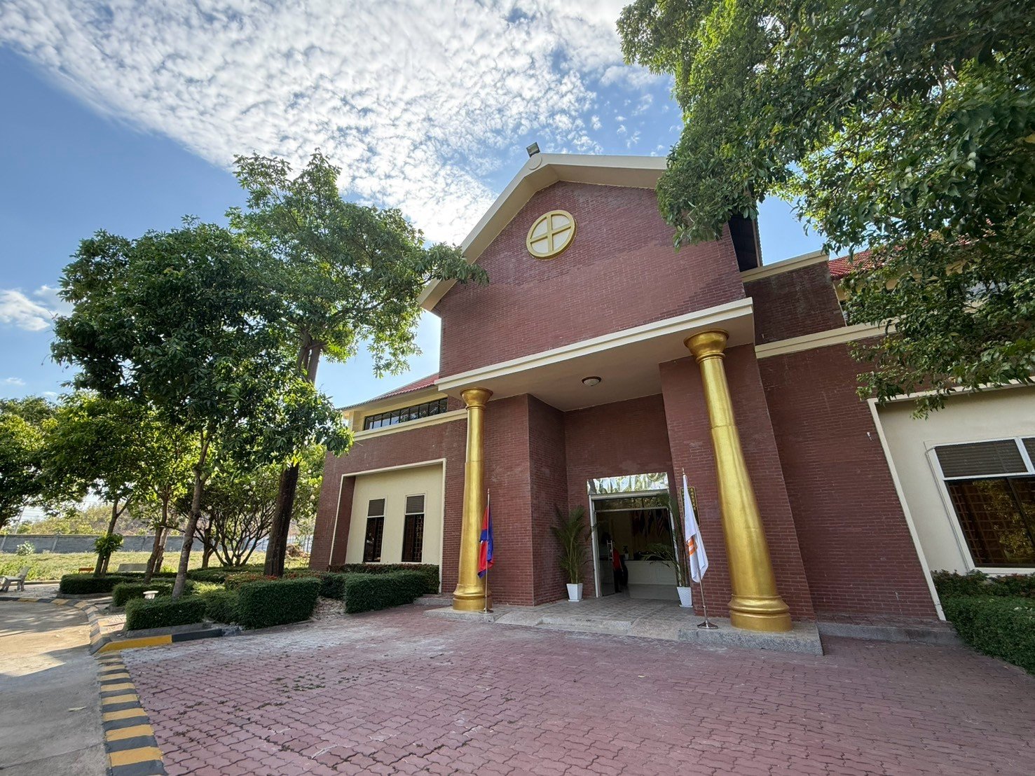 3 . 	 「 A i m 國 家 產 業 • 經 濟 特 區 」 位 於 柬 埔 寨 經 濟 特 區 的 行 政 總 部 ， 提 供 進 駐 的 企 業 主 貼 心 的 服 務 、 優 質 的 環 境 。 圖 ／ 台 灣 與 東 協 國 會 議 員 關 係 總 會 （ T A C F ） 提 供 