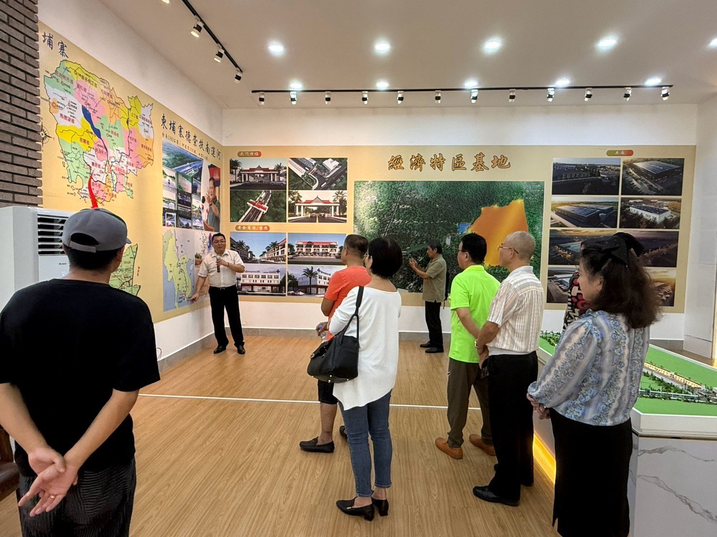 4 . 	 柬 埔 寨 成 為 台 商 產 業 轉 移 的 理 想 地 點 ， 透 過 「 A i m 國 家 產 業 • 經 濟 特 區 」 的 專 業 陪 跑 服 務 ， 可 加 速 企 業 海 外 拓 展 。 圖 ／ 台 灣 與 東 協 國 會 議 員 關 係 總 會 （ T A C F ） 提 供 